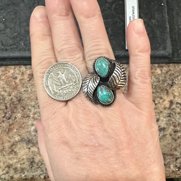 Elegant Silver and Turquoise Leaf Ring - Picture 8 of 8